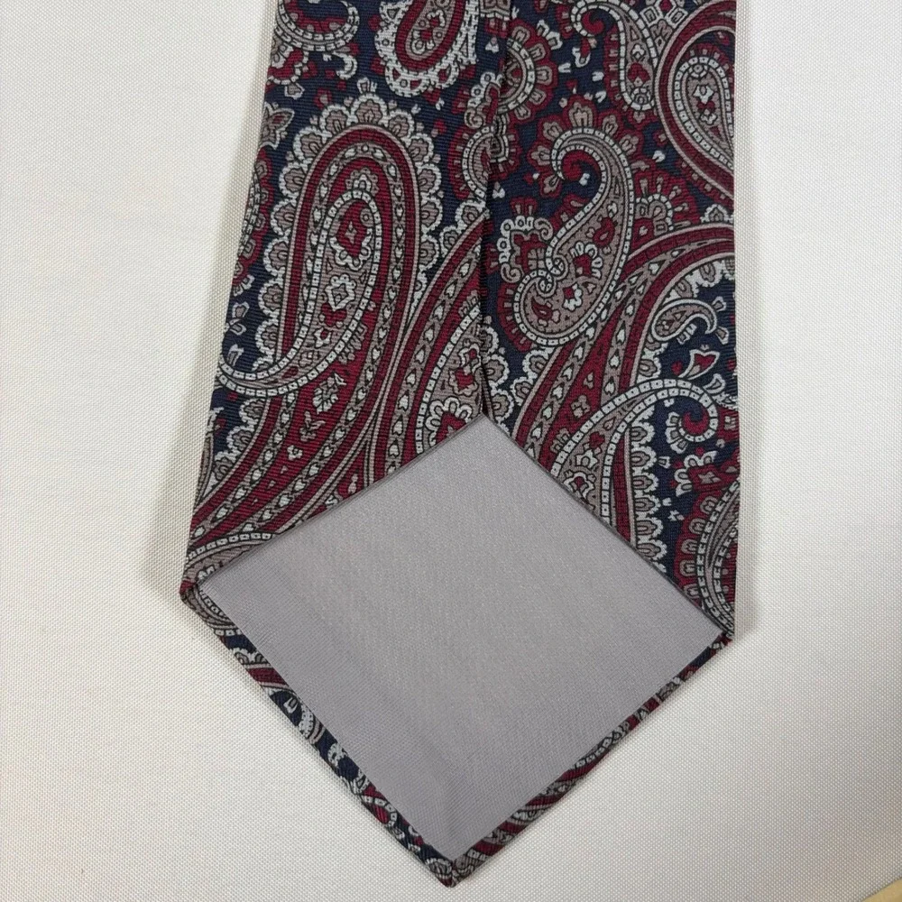 Mario Valentino Mens Silk Tie Red Navy Blue Paisley Italian Silk Made in USA‎